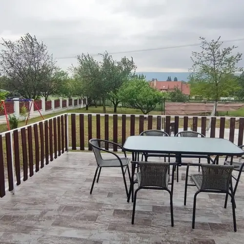 F&ouml;ldszinti terasz