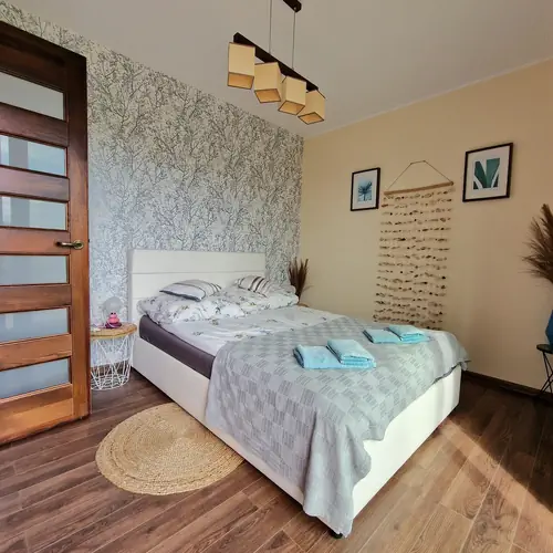 Sypialnia z wyjściem na taras i widokiem na basen