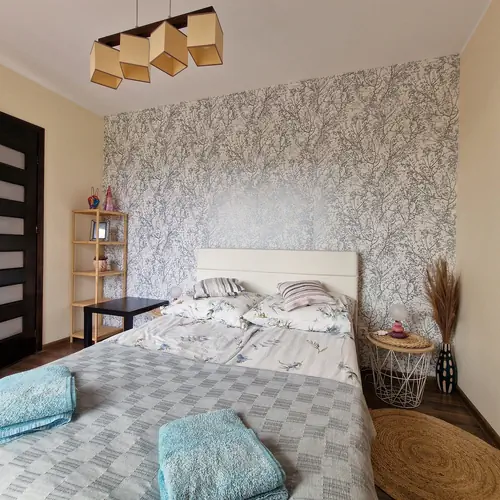 Sypialnia z wyjściem na taras i widokiem na basen