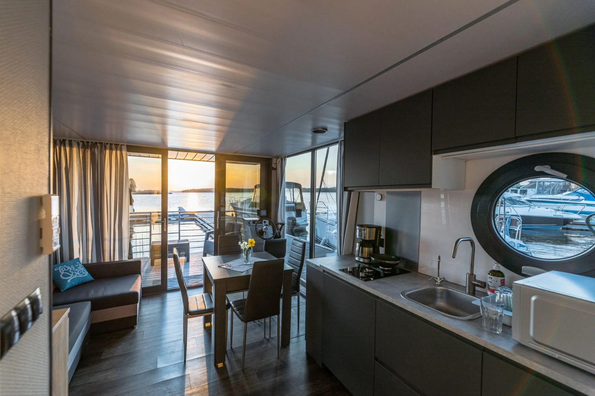 Domki na wodzie Topiko Czarter - Port przy hotelu Ognisty Ptak