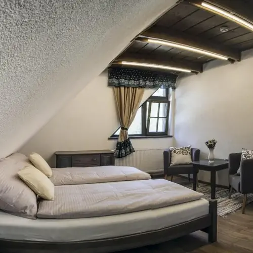 dvojl&ocirc;žkov&aacute; izba s oddelen&yacute;mi posteľami