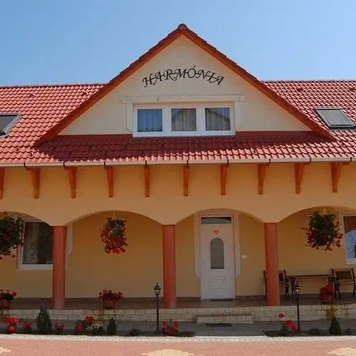 Harm&oacute;nia Panzi&oacute; S&aacute;rospatak front