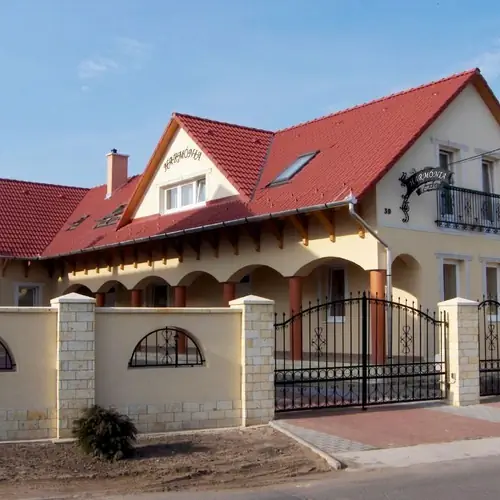 Harm&oacute;nia Panzi&oacute; S&aacute;rospatak utcan&eacute;zet