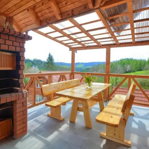 Taras widokowy z grillem.