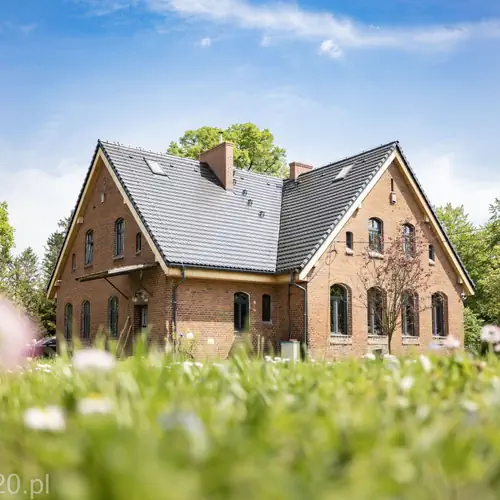 DOM, stara szkoła wcześniej plebania.