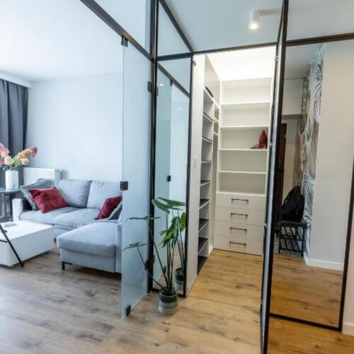 Widok na salon i garderobę