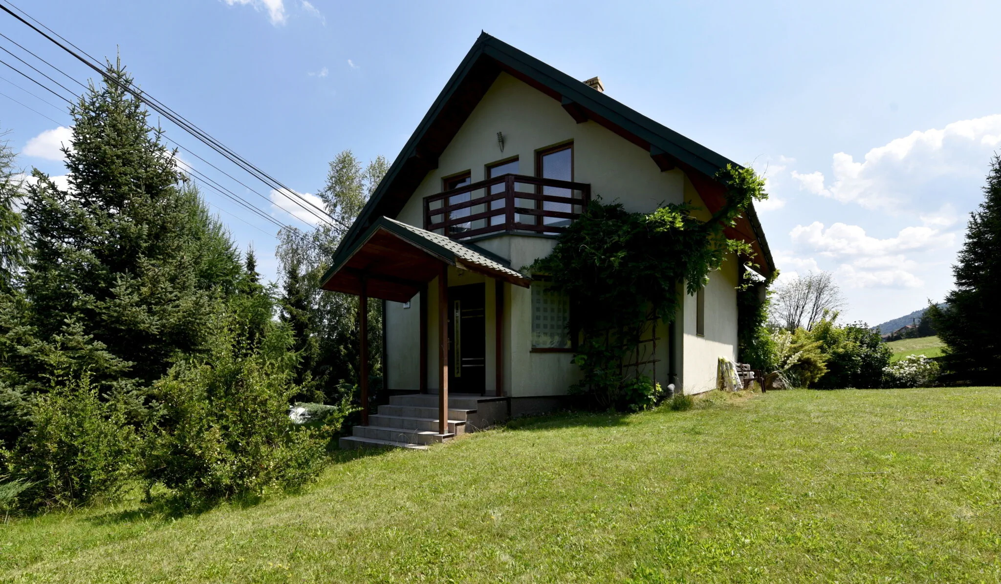 Dom wśród modrzewi Uście Gorlickie