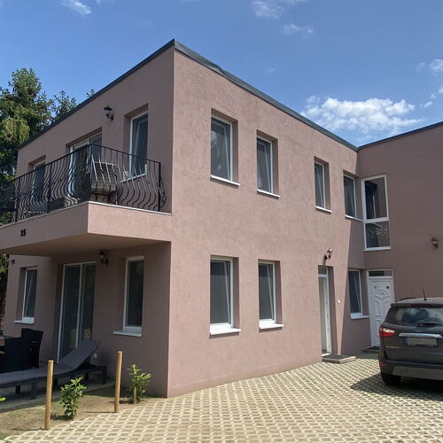 6 parkoló áll a vendégek rendelkezésére.
