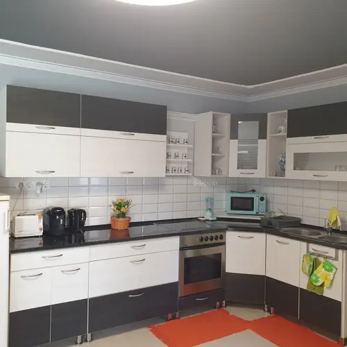 Konyha....villanys&uuml;tő ker&aacute;mia főzőlappal, mikro, v&iacute;zforral&oacute;, k&aacute;v&eacute;g&eacute;p, keny&eacute;rpir&iacute;t&oacute;, turmix....