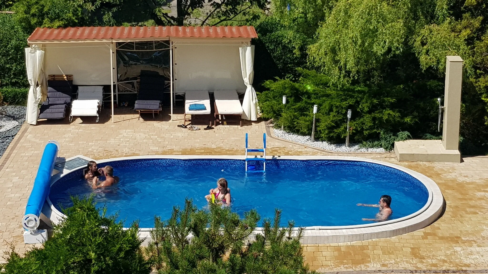 Aven'a pokoje gościnne z basenem