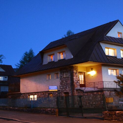 Pokoje Gościnne "U Wierzbickich" Zakopane, dom widoczny wieczorem