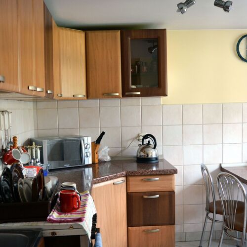 Og&oacute;lnodostępna kuchnia z kuchenką, mikrofal&oacute;wką, lod&oacute;wką, czajnikiem oraz przyborami do gotowania