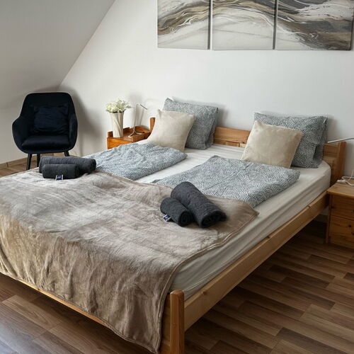 Szoba egy francia ággyal, gardróbbal.