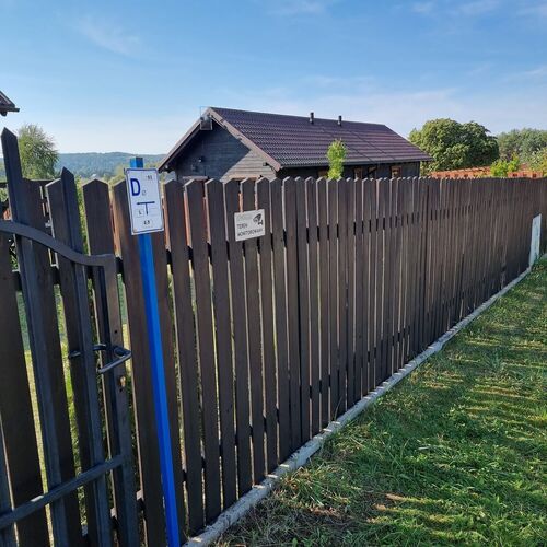 Teren ogrodzony z miejscami na samochody