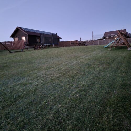 Duża, lekko opadająca działka