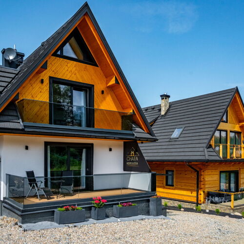Chata Herkulesa Zakopane, front budynku z widocznym balkonem i tarasem apartamentu.