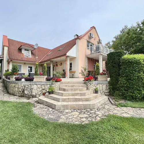 Az &eacute;p&uuml;let az udvar felől.