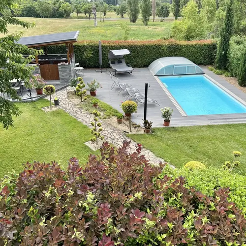 Kil&aacute;t&aacute;s a 2. &eacute;s 3. h&aacute;l&oacute;szoba erk&eacute;ly&eacute;ről.