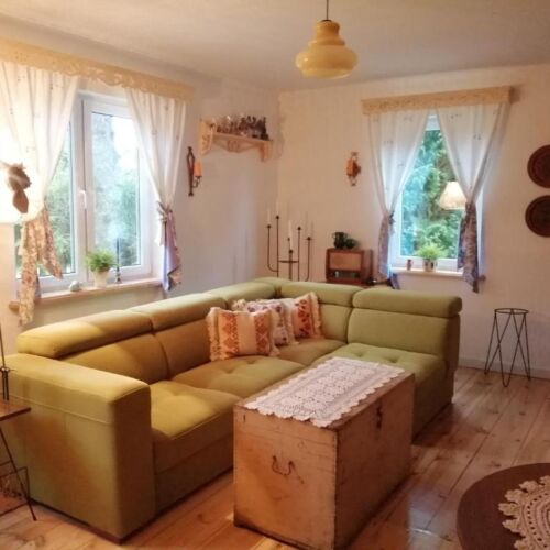 Domek drewniany na wsi 