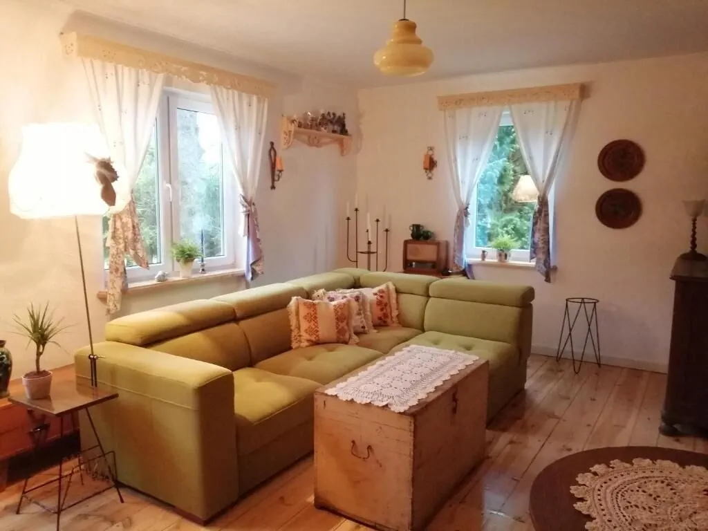 Domek drewniany na wsi 