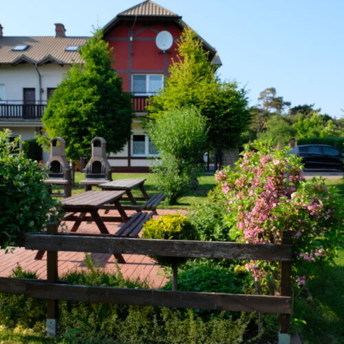 Widok na dom z ogrodu, grilplac