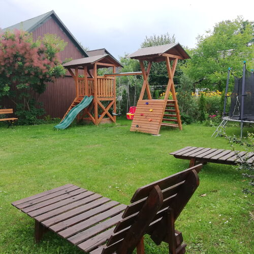 Kącik zabaw dla dzieci w ogrodzie