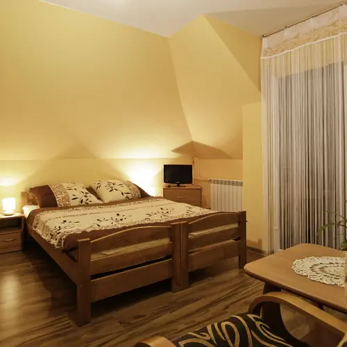Pokoje Gościnne - pok&oacute;j dwuosobowy z balkonem nr 7 na poddaszu