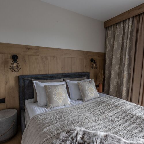 Sypialnia z ł&oacute;żkiem typu king-size