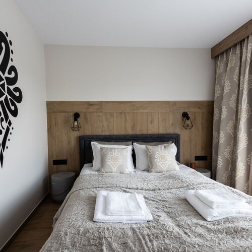 Sypialnia z ł&oacute;żkiem typu king-size