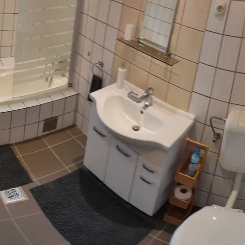 Felszerelt F&uuml;rdőszoba wc-vel.