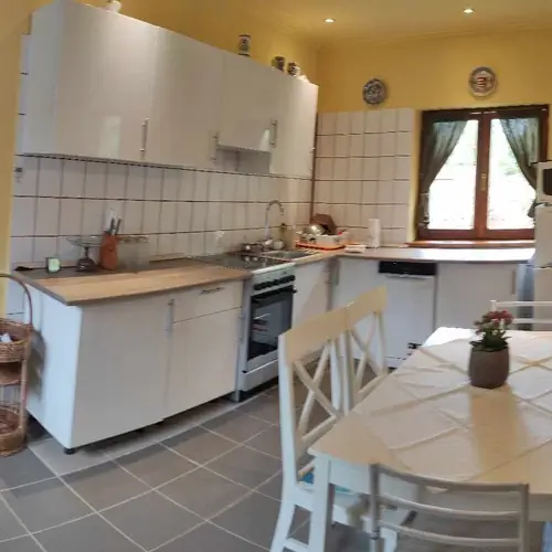 Teljesen felszerelt konyha az &eacute;tkezővel.