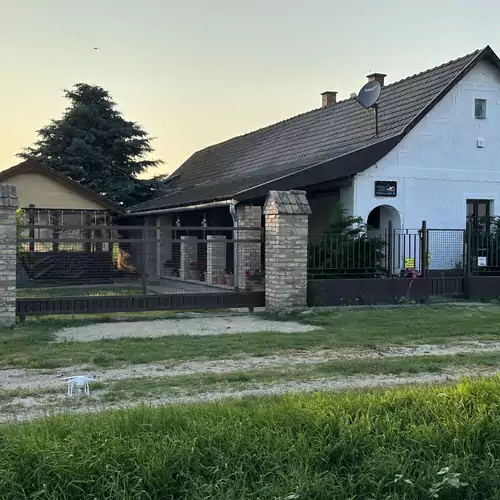 Százholdas Pagony Vendégház Solt 001 kép