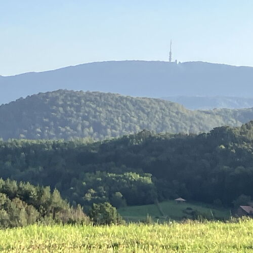 A faluból csodálatos panoráma a Kékestetőre és a mátrai hegyvonulatokra.
Tiszta időben a Tátra is látható!
