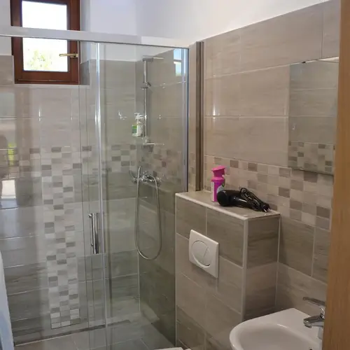 Nagy m&eacute;retű zuhanyz&oacute; 