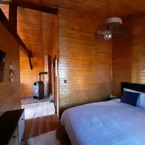 Dormitor cu pat matrimonial 