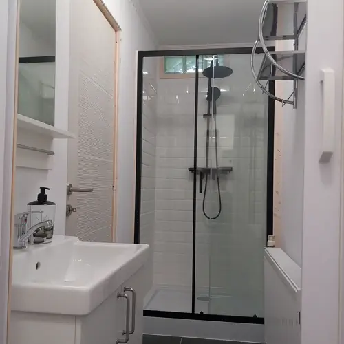 Be&eacute;p&iacute;tett nagym&eacute;retű zuhanyf&uuml;lke