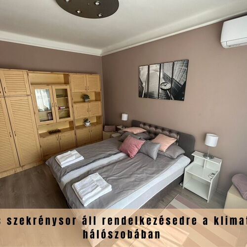 A déli fekvésű szobában klíma, 160*200cm-es franciaágy, dolgozósarok, teljes szekrénysor, redőnyös, szúnyoghálós ablakok vannak