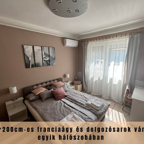 A déli fekvésű szobában klíma, 160*200cm-es franciaágy, dolgozósarok, teljes szekrénysor, redőnyös, szúnyoghálós ablakok vannak