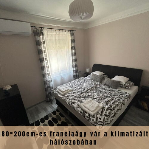 A keleti fekvésű szobában klíma, 180*200cm-es franciaágy, fiókos komódok, redőnyös, szúnyoghálós ablakok vannak.