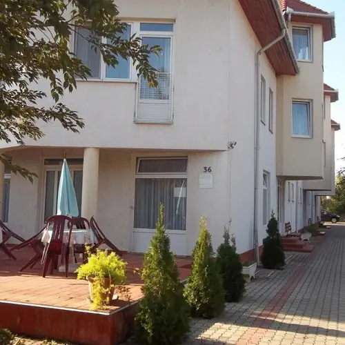 t&aacute;rsash&aacute;z udvara 1