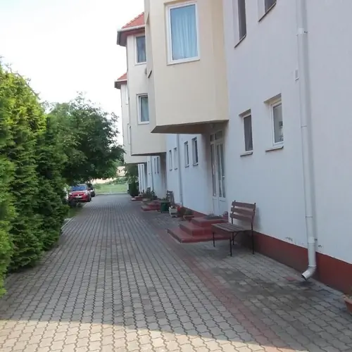 t&aacute;rsash&aacute;z udvara 2