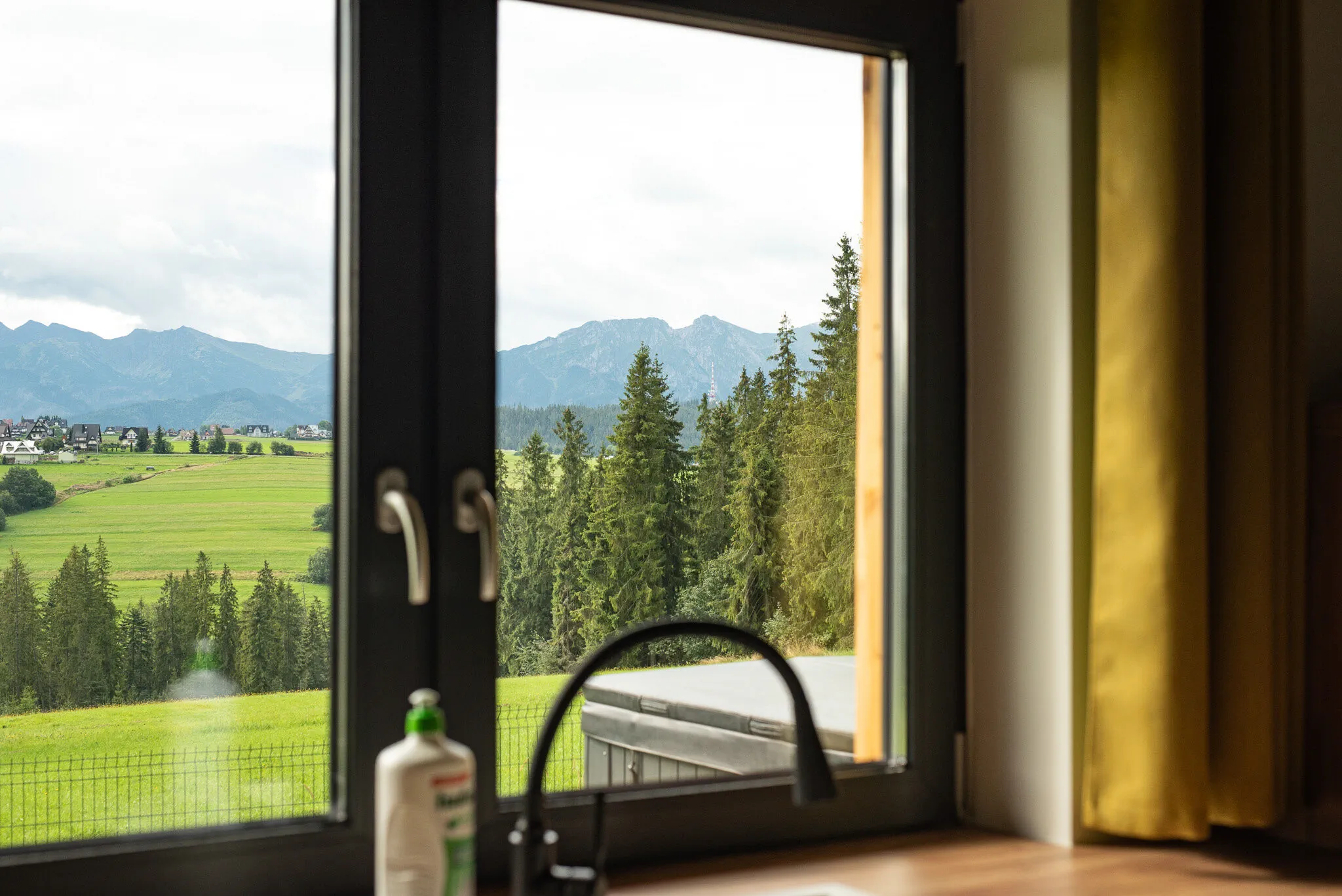 Dom z widokiem na góry i prywatnym jacuzzi w Zębie