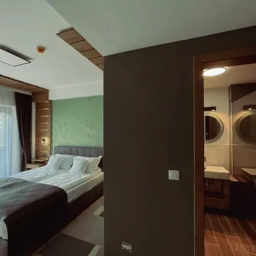 Camerele duble sunt romantice și primitoare, cu un pat mare și comod, decor rafinat și vedere la peisajul din jur. Perfecte pen