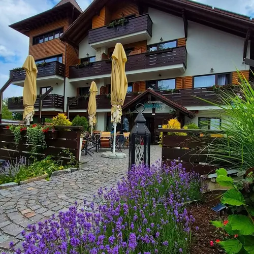 Intrarea elegantă vă &icirc;nt&acirc;mpină cu un decor rustic și primitor