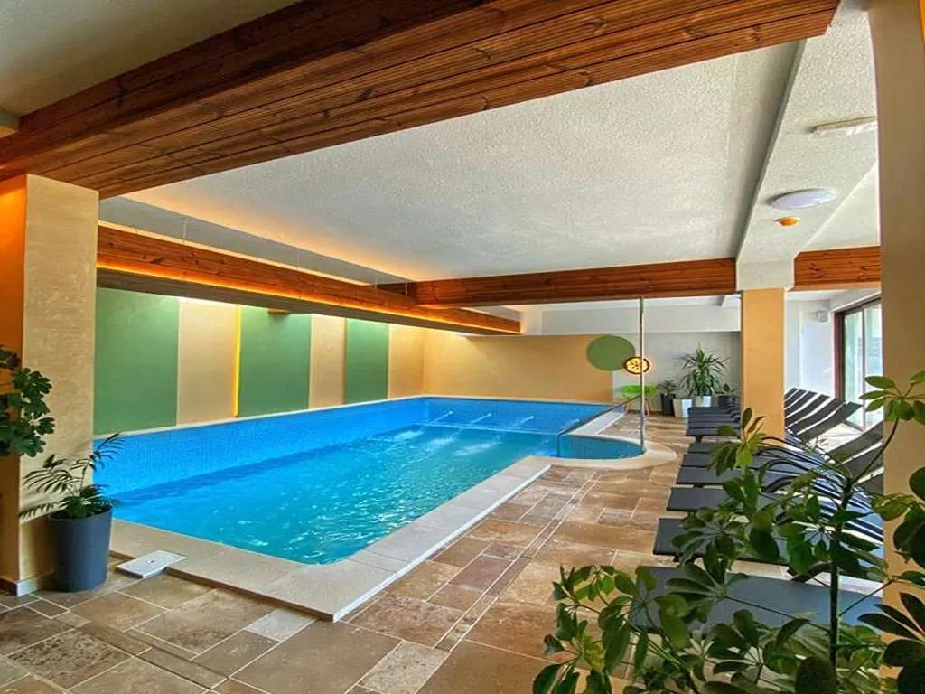  Spa-ul nostru este un refugiu de relaxare, unde puteți profita de piscina cu apă dulce &icirc;ncălzită