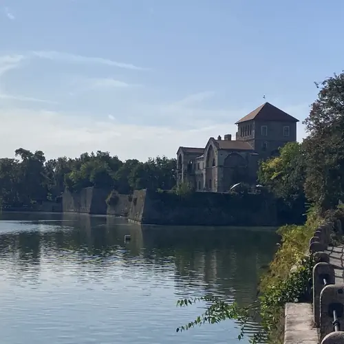 Egy k&ouml;nnyed s&eacute;t&aacute;val n&eacute;h&aacute;ny perc alatt el&eacute;rhető a tatai V&aacute;r