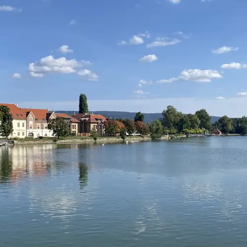 Apartmanunk az &Ouml;reg - t&oacute; k&ouml;zvetlen k&ouml;zel&eacute;ben helyezkedik el.