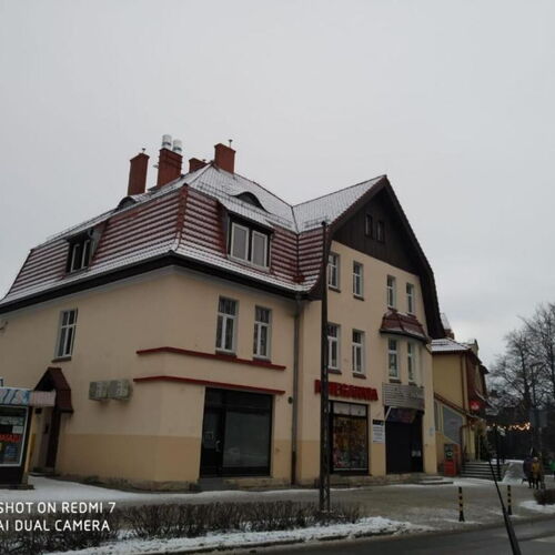 budynek i na pierwszym piętrze apartament