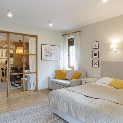 Apartament w Kościelisku - sypialnia z łóżkiem małżeńskim i rozkładaną kanapą