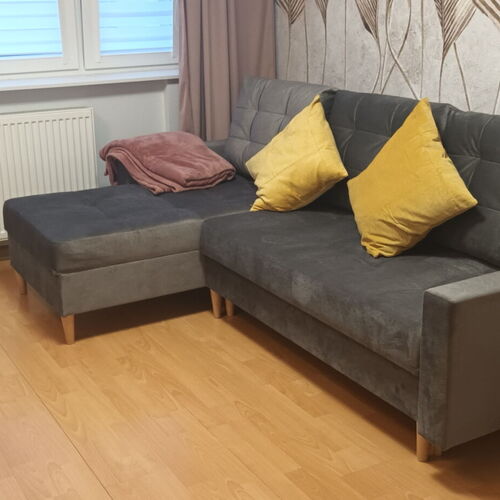 Rozkładana dwuosobowa kanapa w dwupokojowym apartamencie